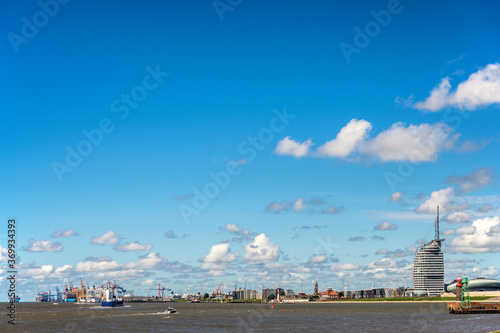 Küstenlinie von Bremerhaven mit den Havenwelten im Vordergrund und dem Hafen im Hintergrund mit Textfreiraum im Himmel