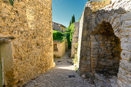 Rues du Village de Crestet dans la Drôme photo