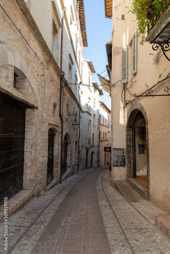 Fototapeta Naklejka Na Ścianę i Meble -  architecture of streets and buildings in the center of spoleto