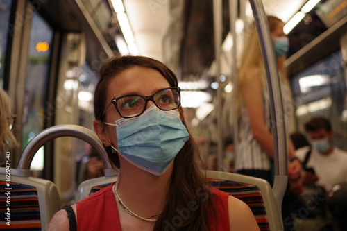 Jeune femme dans le métro parisien