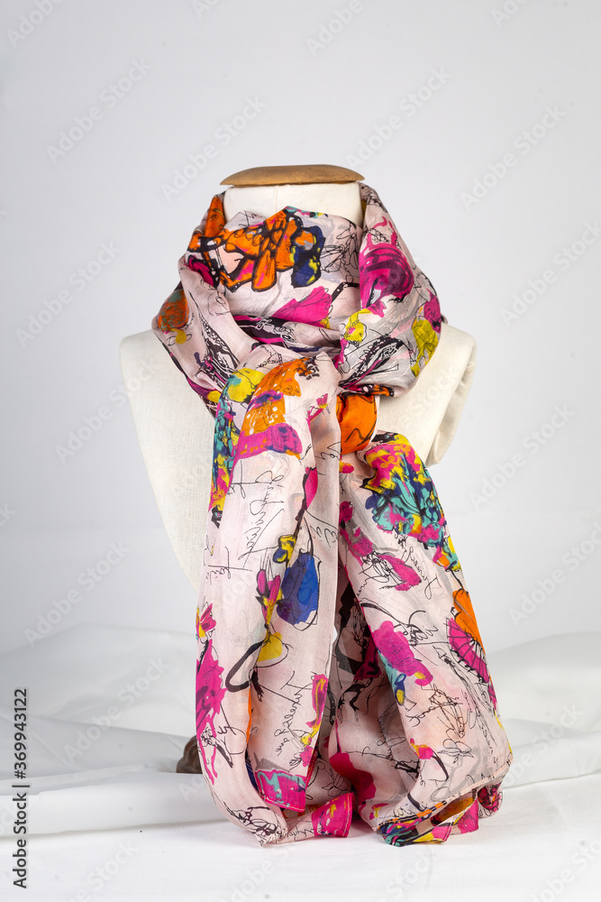 Pañuelo y bufandas de varios colores, texturas y coloridos diseños