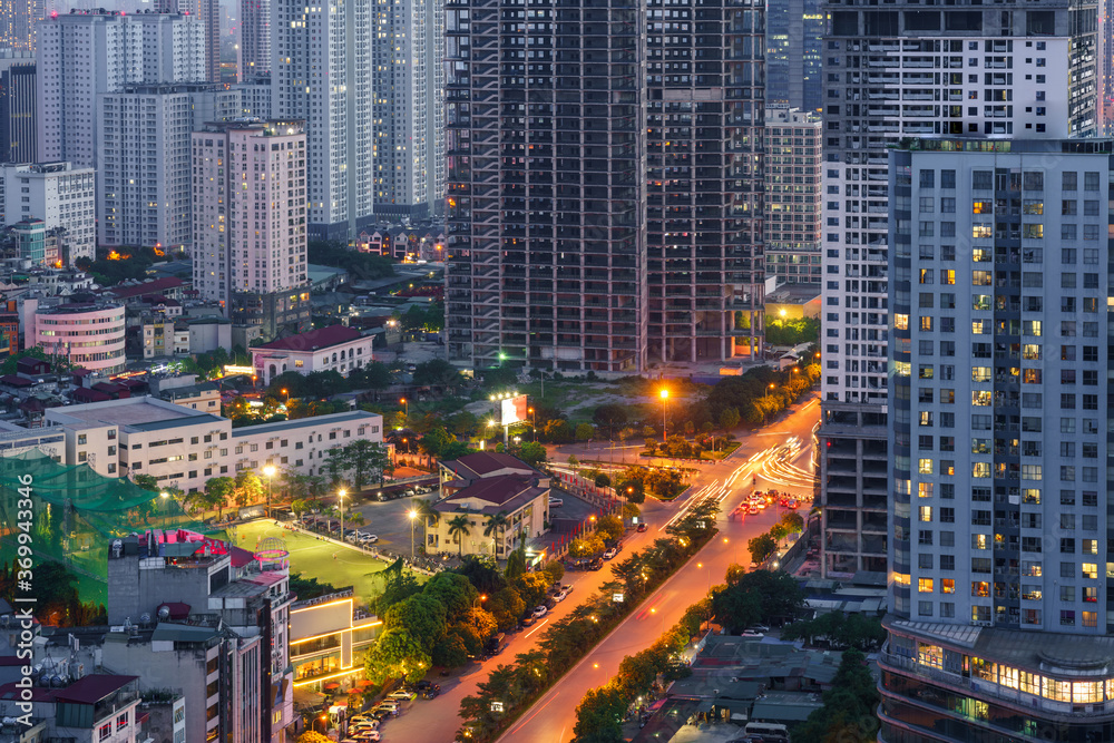 Obraz premium Cityscape of Hanoi skyline in Cau Giay district by Cau Giay park during sunset time in Hanoi city, Vietnam