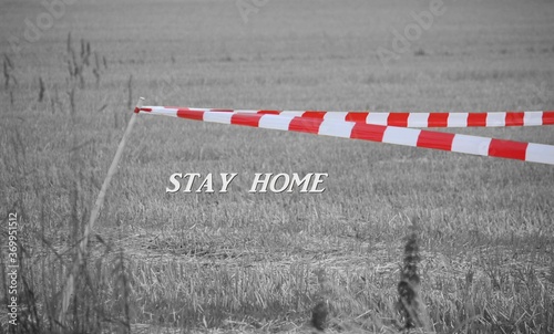 Absperrband mit Hinweis, stay home photo