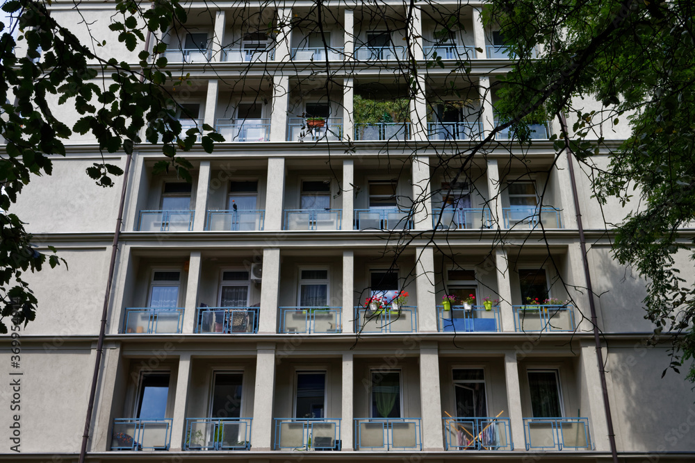 Kolorowe balkony bloku mieszkalnego