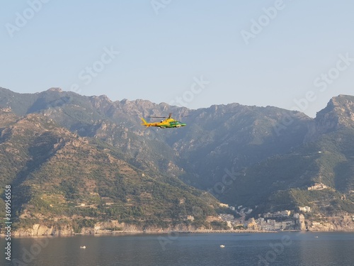 Hubschrauber vor der Amalfiküste, Italien
Helicopter and Amalfi Coast, Italy photo