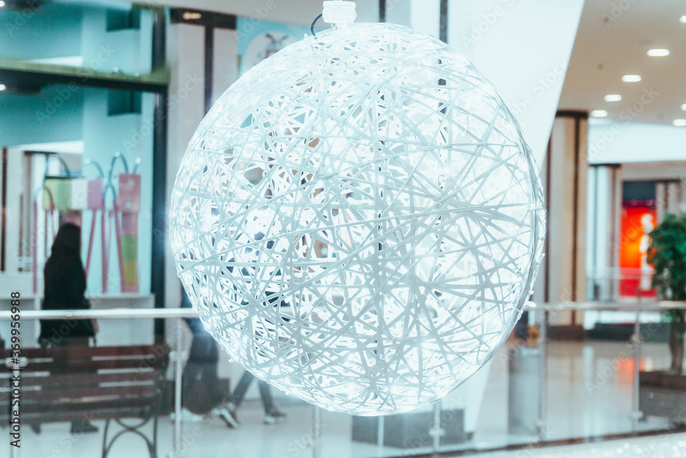 Φωτογραφία A led ball of glowing garland hung from the ceiling of the shopping center