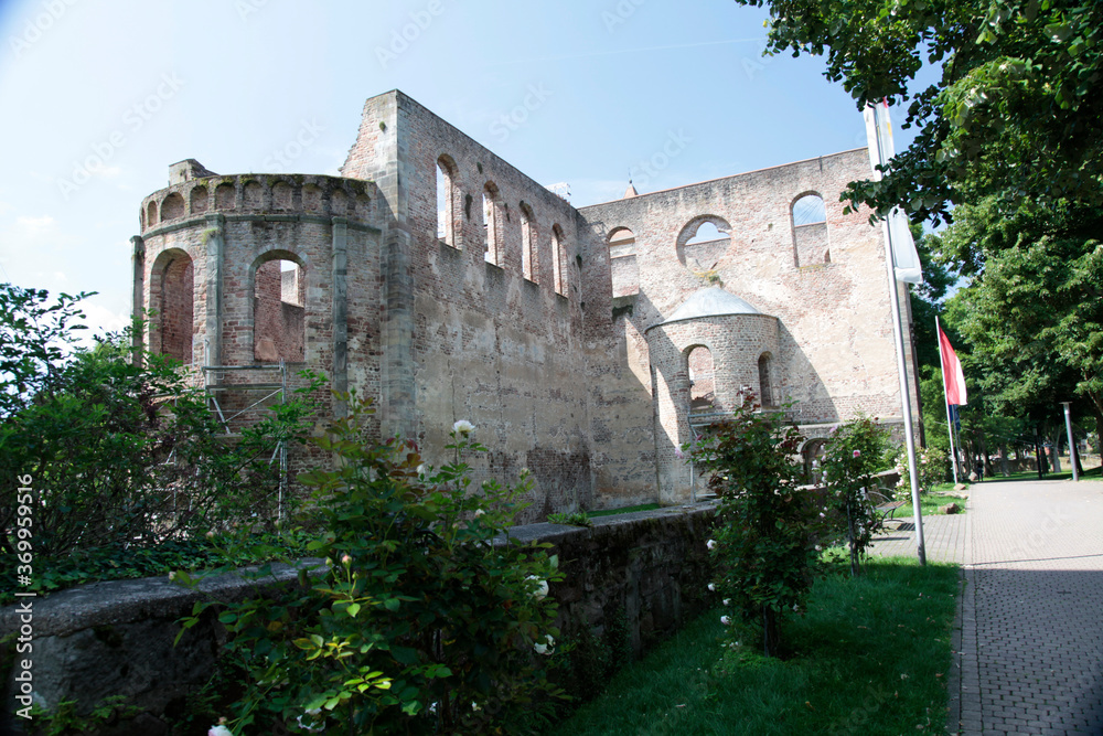 Fototapeta premium Ruinen der Stiftskirche in Bad Hersfeld. Hier finden jaehrlich Festspiele statt, die europaweit bekannt sind. Bad Hersfeld, Hessen, Deutschland, Europa