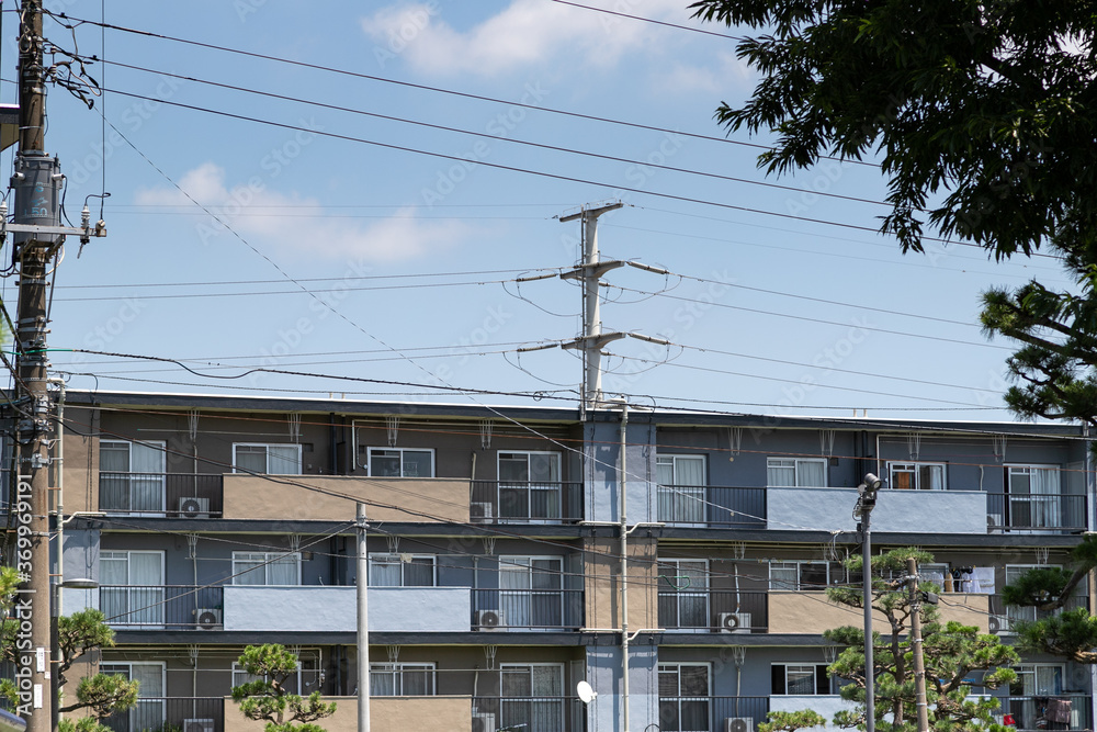 外壁塗装工事を終えて、カラフルに生まれ変わった1960年代の古い団地　千葉県船橋市　日本