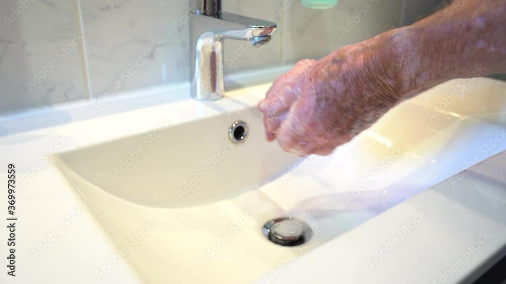 Hände waschen Senior alter Mann Hygiene Corona Hände waschen Senior alter Mann Hygiene Corona