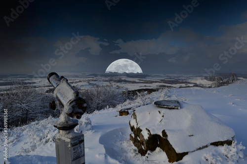 Winterlandschaft auf einem Berg mit Monduntergang