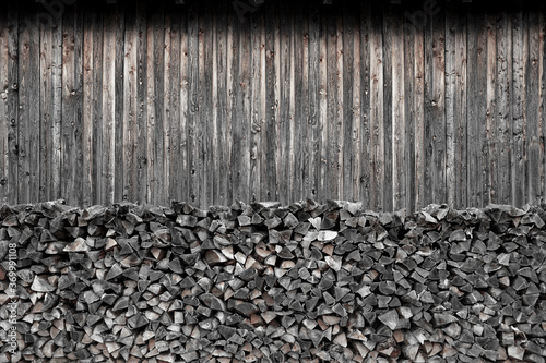 Brennholz vor verwitterter Holzwand