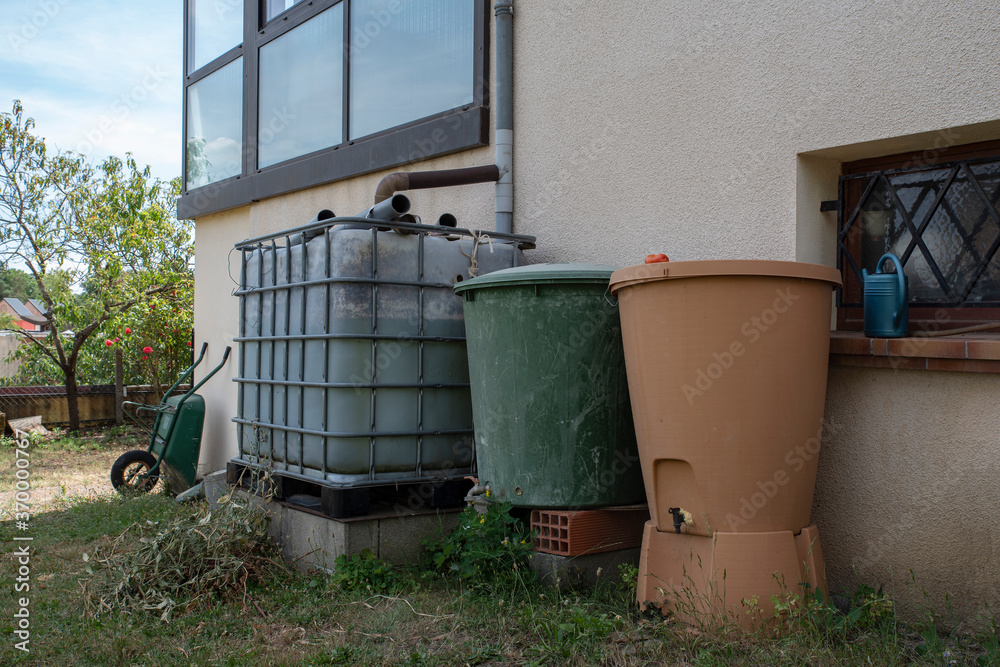 System for collecting rainwater through gutters for the garden System for collecting rainwater through gutters for the garden