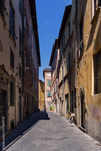 Einsame Straße in der Altstadt von Lucca in der Toskana, Italien 