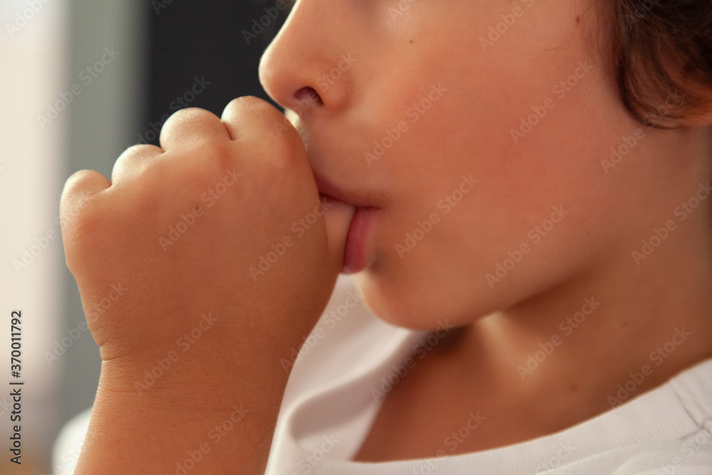 enfant qui suce son pouce Photos | Adobe Stock