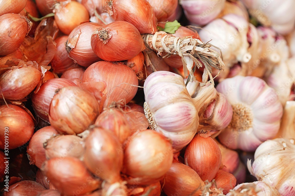 GARLIC allium savitum AND SHALLOT allium escalonicum ON A MARKET STALL