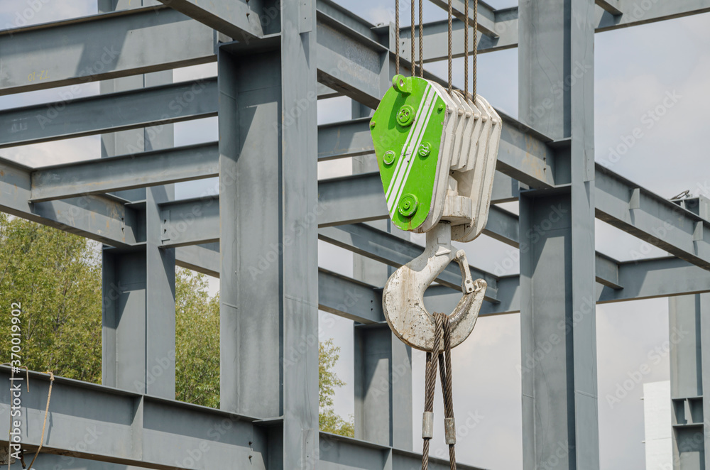 Heavy-duty construction pulley
Striped construction hook to carry heavy girders
Heavy-duty construction pulley
Striped construction hook to carry heavy girders