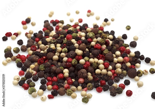 FIVE PEPPERCORNS AGAINST WHITE BACKGROUND