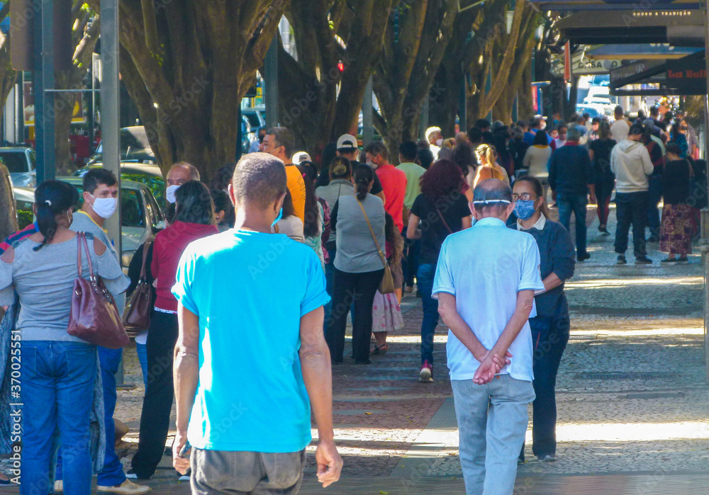 Obraz premium people at the street, during the pandemic in Minas Gerais