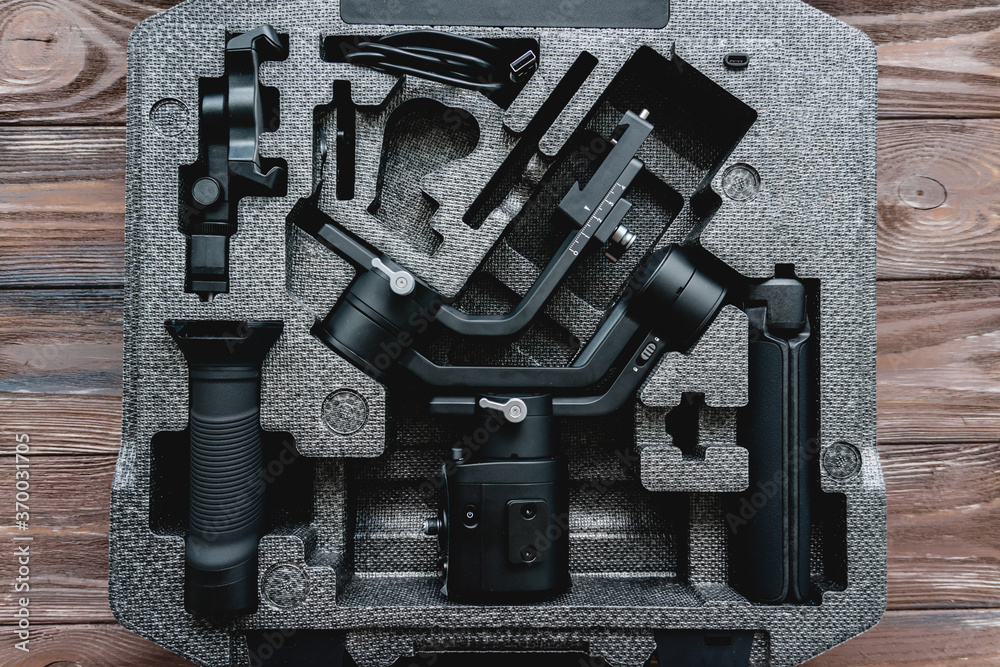 Φωτογραφία gimbal stabilizer for camera in box close up