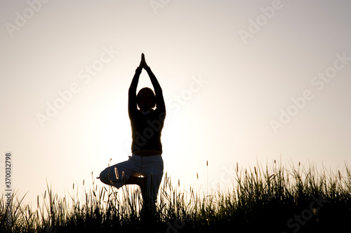 Frau macht Yoga Übung - der Baum