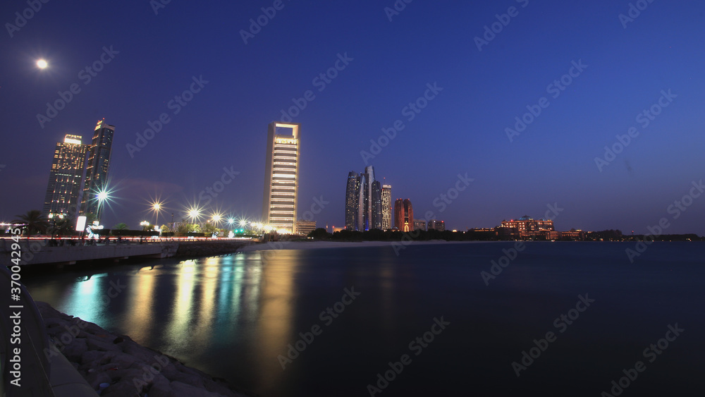 Fototapeta premium abudhabi corniche blur hour view