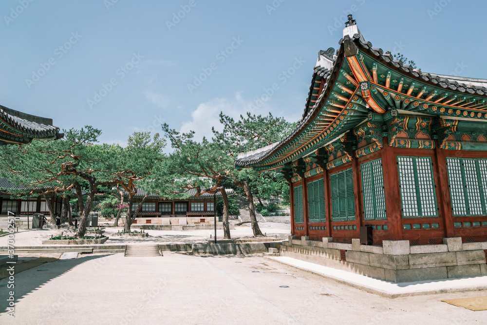 Fototapeta premium Changgyeonggung Palace Korean traditional architecture in Seoul, Korea
