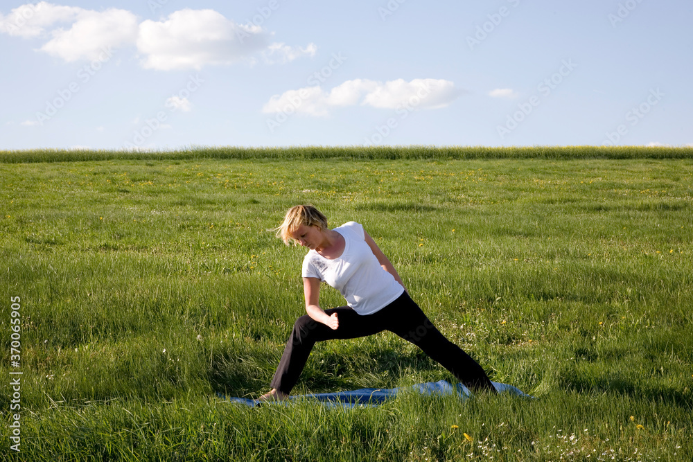 Frau macht Yoga - Vorbereitung zum großen Dreieck Frau macht Yoga - Vorbereitung zum großen Dreieck