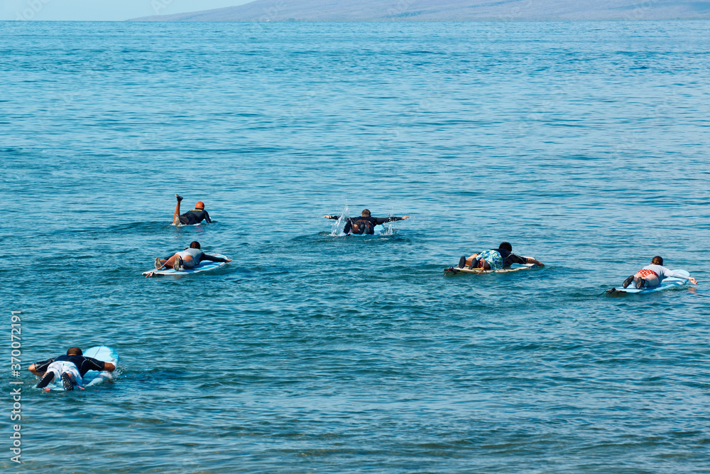 ハワイ・カアナパリビーチでサーフィンをする人々