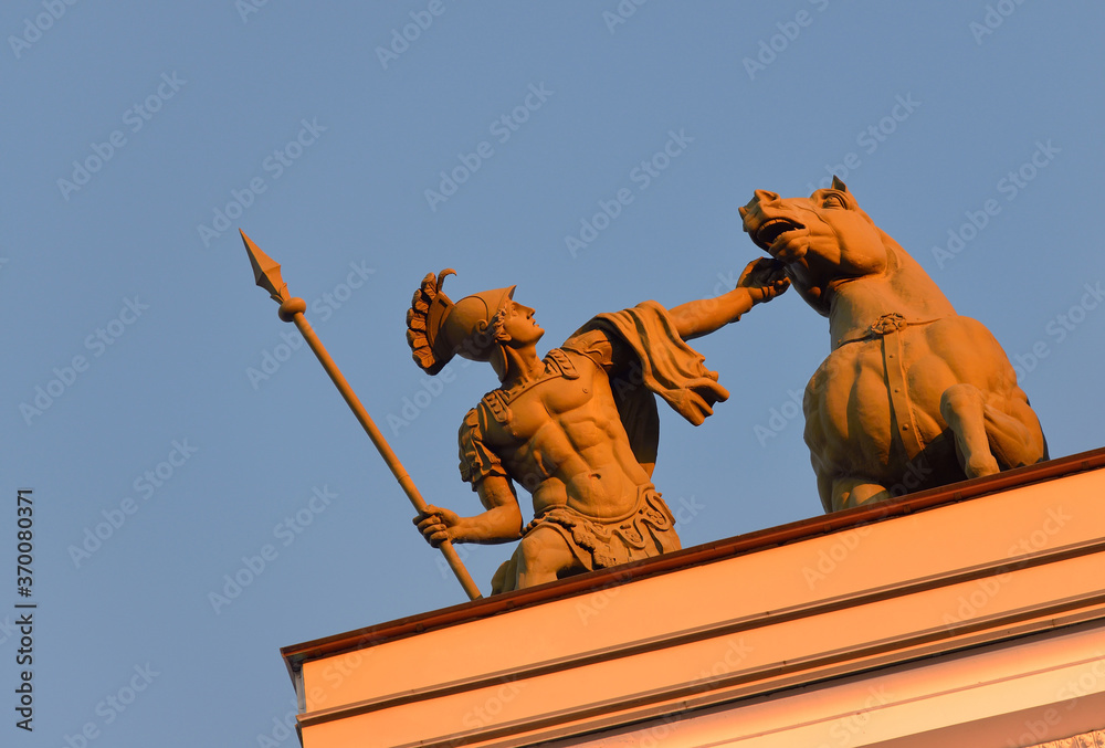 Φωτογραφία The arch of the General Staff Building in Saint Petersburg, Russia