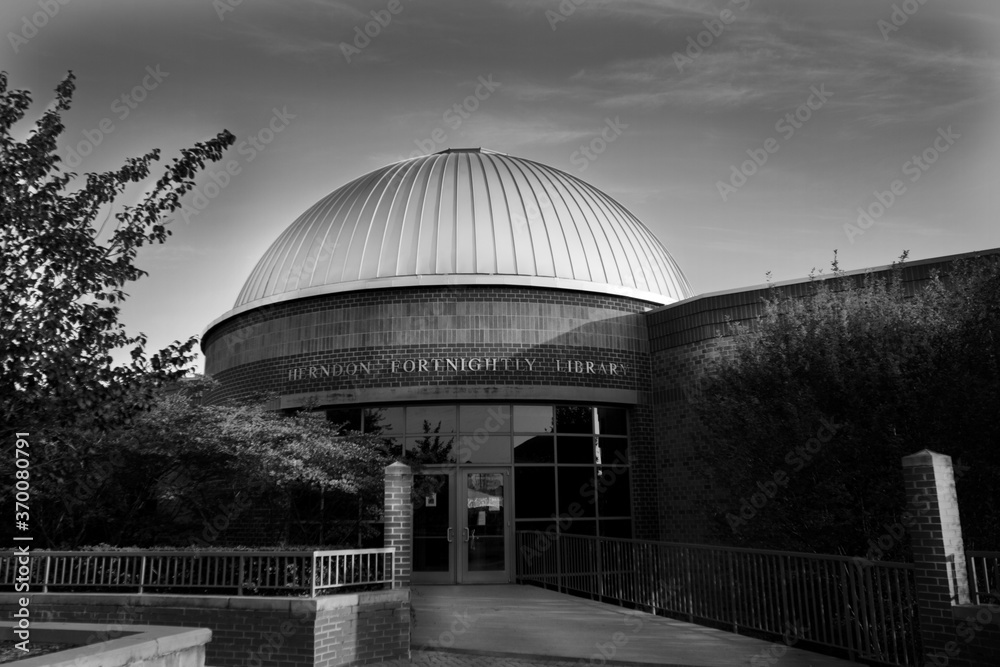 Obraz premium Down-town Herndon, Virginia. The library looked nice in the early Sunlight, so took a shot. Went with meetup group to photograph the downtown. 