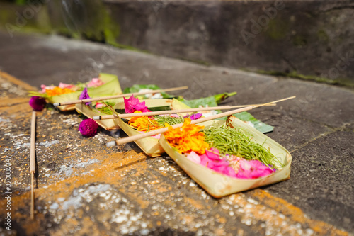 Obraz na płótnie Traditional Buddhist wreath with incense in Ubud w salonie