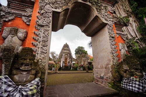 Obraz na płótnie Buddhist temple seen through entrance arch w salonie