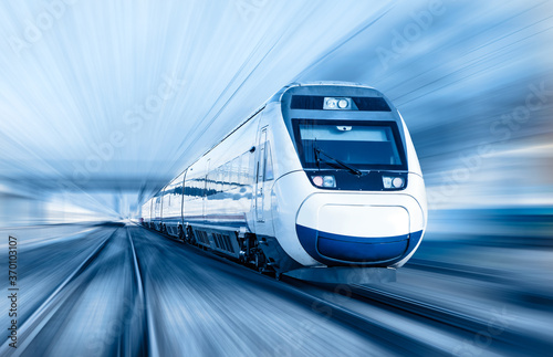 Foto High speed train runs on rail tracks . Train in motion