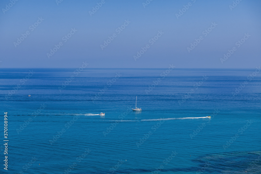 jacht i motorówka u wybrzeży na południu Włoch