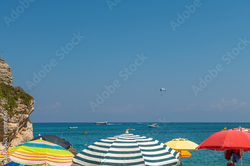 Kolorowe parasole rozstawione nad brzegiem morza w Tropea photo