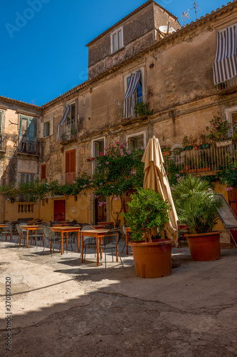 Typowy widok dla południa Włoch - małe klimatyczne budynki, zielona roślinność i dużo słońca
