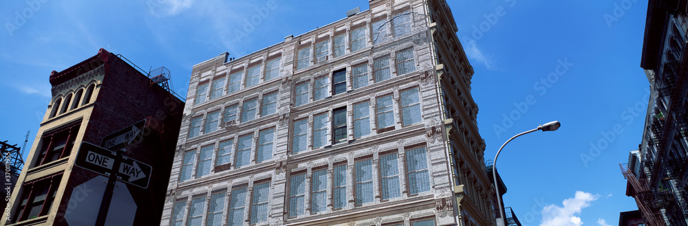 Fototapeta premium old building in the city