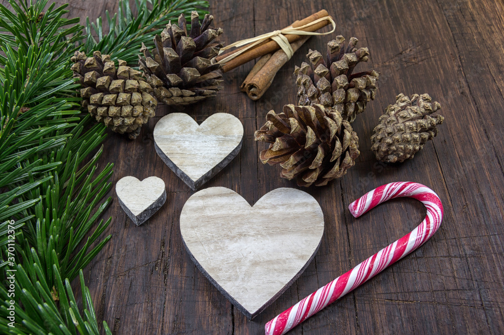 At an old table the Christmas decoration is placed ready.