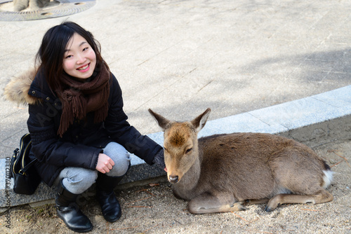 宮島の鹿と女性
