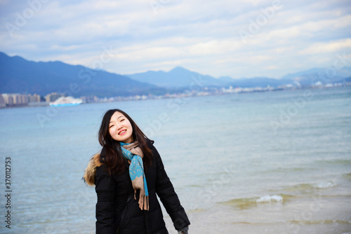 宮島の海と女性