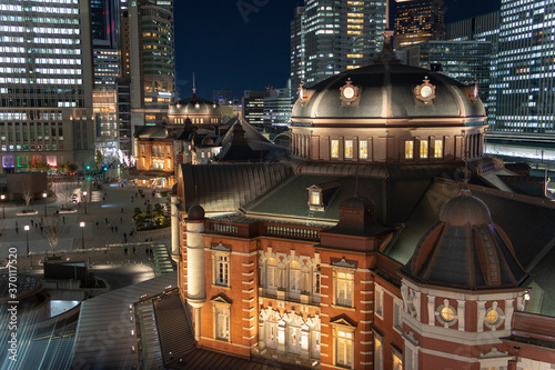 夜の東京駅舎と丸の内中央広場