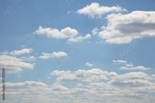 Fototapeta Naklejka Na Ścianę i Meble -  Weißen Wolken am blauem Himmel zur Mittagszeit im Sommer.
