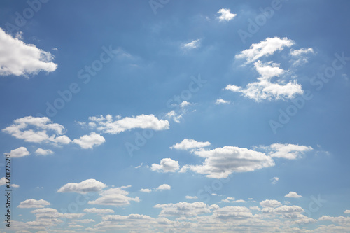 Fototapeta Naklejka Na Ścianę i Meble -  Weißen Wolken am blauem Himmel zur Mittagszeit im Sommer.