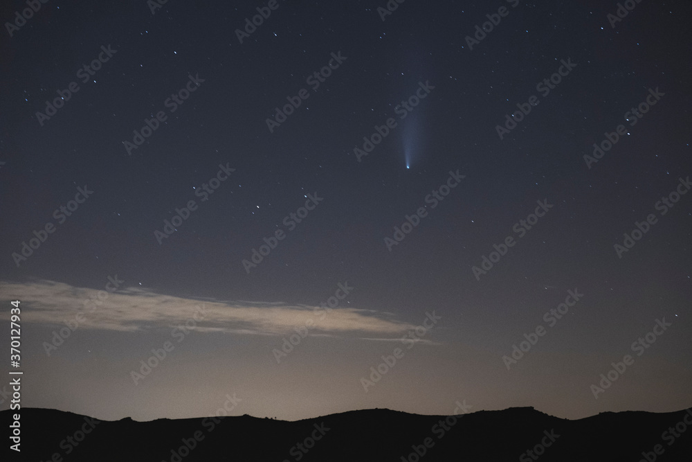 Bonita paisagem noturna com o cometa neowise