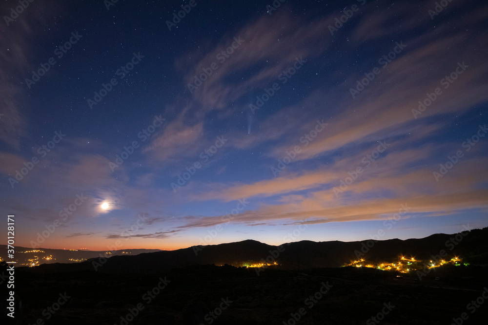 Linda paisagem de lua e céu com nuvens com cidade ao fundo