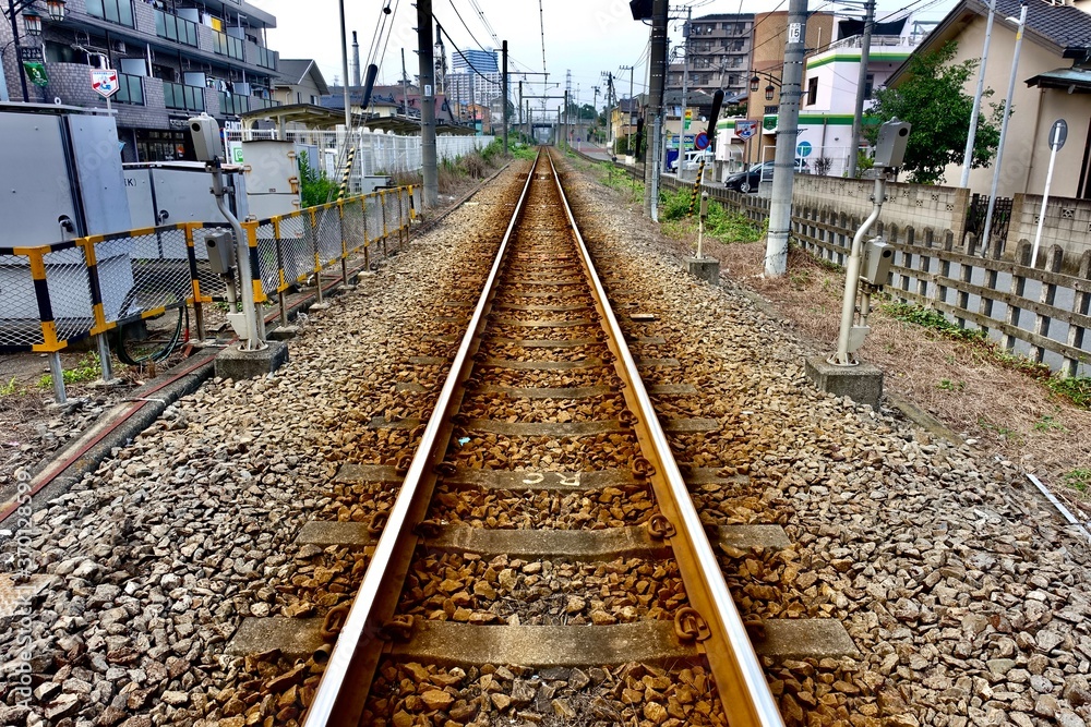 まっすぐ伸びる単線線路