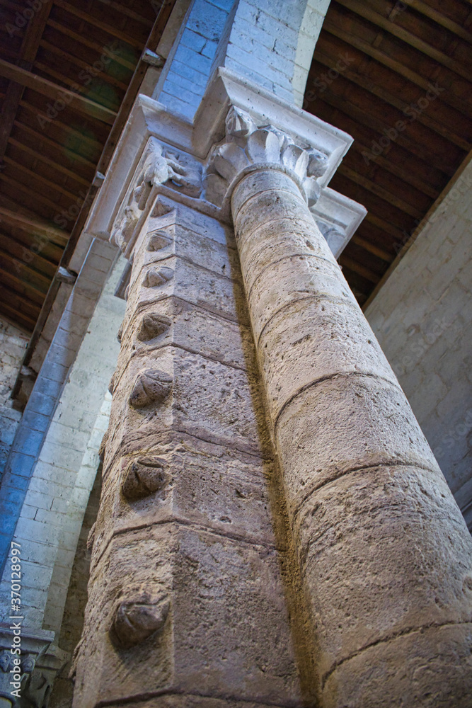 Columna y capitel en el interior de la iglesia de Nuestra Señora de la Asuncion en Wamba, Valladolid
