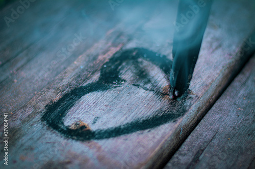 Принти на полотні Burnt black heart symbol on an old tree