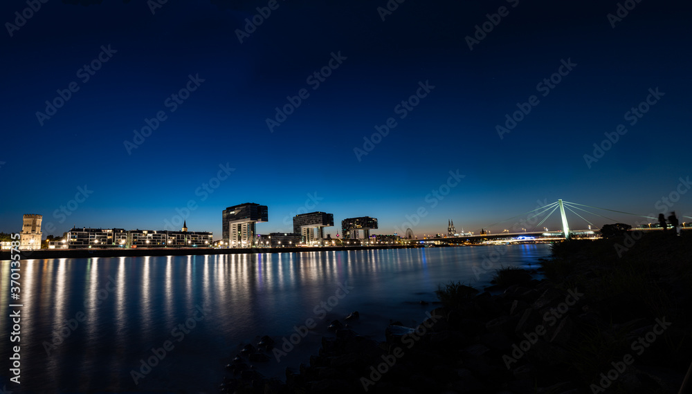 Panorama Nachtaufnahme Kranhäuser am Rheinufer in Köln mit Blick auf den Kölner Dom