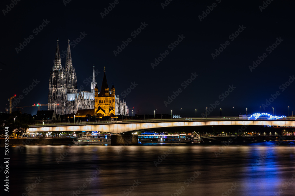 Nachtaufnahme am Rheinufer Köln mit Blick auf den Dom
